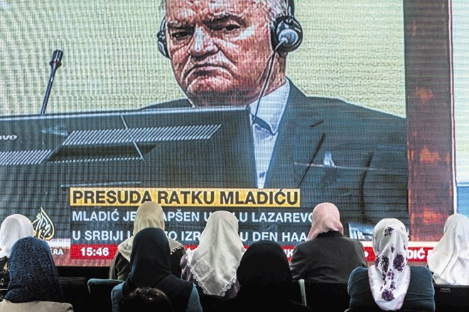 Matere Srebrenice v Potočarih spremljajo sojenje Ratku Mladiću.