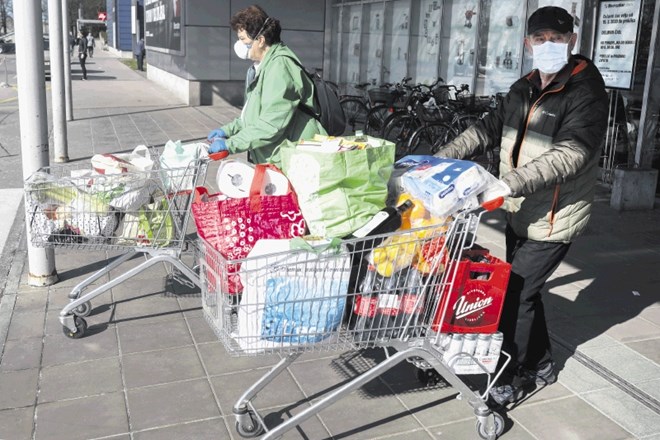 Bodo nakupovalni vozički še lahko tako polni? Fotografija je simbolična.