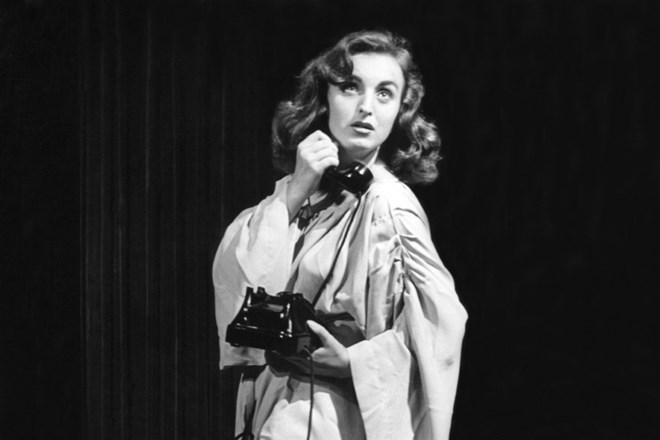 Alja Tkačev kot Ona v Cocteaujevi monodrami Človeški glas, ki jo je v okviru Komedijantskega ateljeja zrežiral Janez Sršen,...