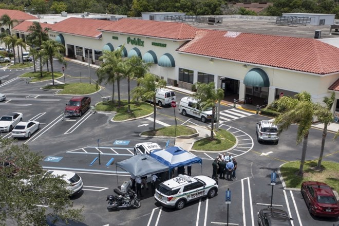 Morilec babice in vnuka v floridski trgovini je pred zločinom na Facebooku grozil, da bo pobijal