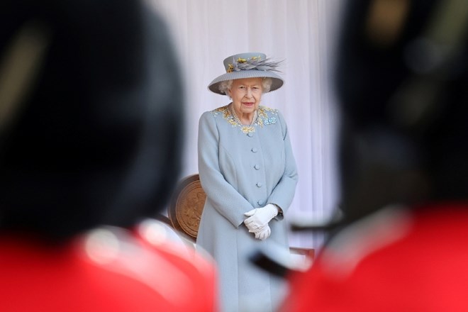 Britanska kraljica med ceremonijo.