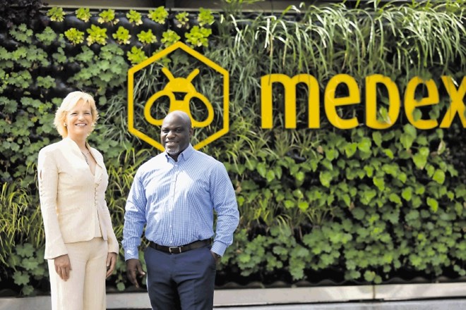 Direktorica podjetja Medex Aleša Mižigoj in direktor projekta razvoja čebelarjenja v Gani Kofi Bossman