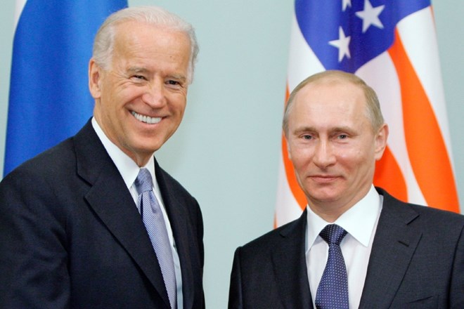 Ameriški predsednik Joe Biden (levo) in ruski predsednik Vladimir Putin (desno).