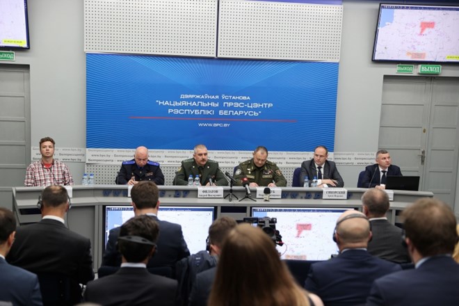 Zapri beloruski novinar Roman Protasevič (skrajno levo) se je pojavil še na novinarski konferenci, kjer je spregovoril ob...