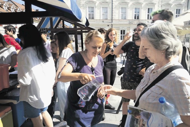Na Gornjem trgu v Kamniku so obiskovalcem stregli s pitno izvirsko vodo.