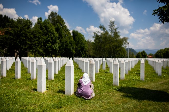 Poslanci so sprejeli resolucijo o prepovedi zanikanja genocida v Srebrenici.