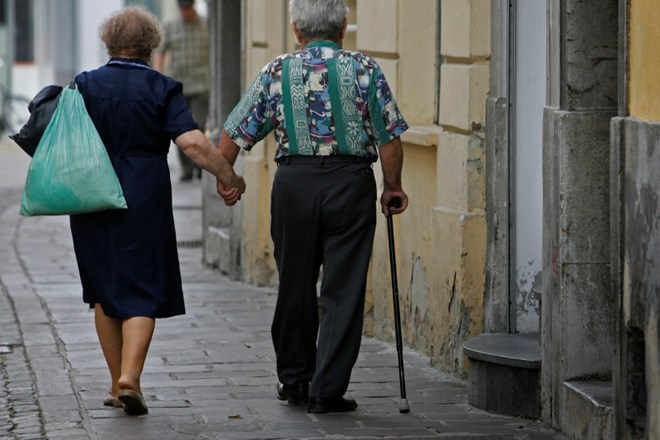 Ob hitrem staranju prebivalstva se bo povečevalo tudi število upravičencev do dolgotrajne oskrbe. Po ocenah ministrstva jih...