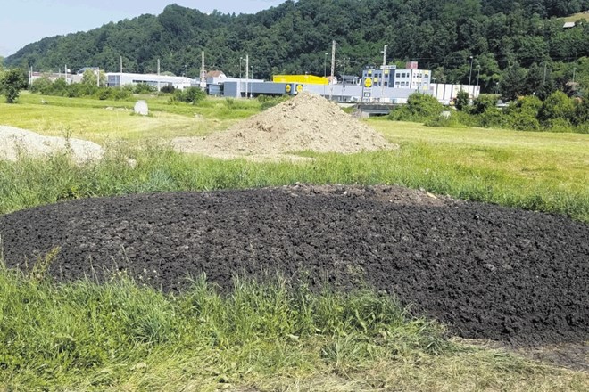 V Šentjurju je nekdo 20 kubičnih metrov odpadnega blata odložil v neposredno bližino industrijske cone.