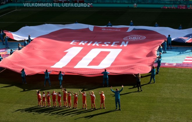 Fotografija je nastala pred tekmo Danske in Belgije, ko je Eriksen še okreval v bolnišnici.