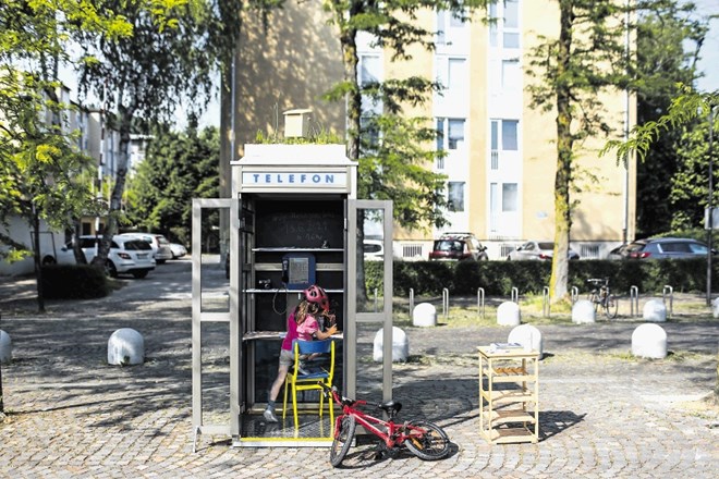V parku Špica bodo eno leto stale prenovljene telefonske govorilnice.