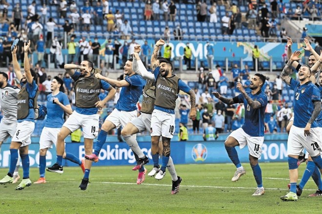 Italija je igrala v Rimu tudi na krilih podpore navijačev s tribun.