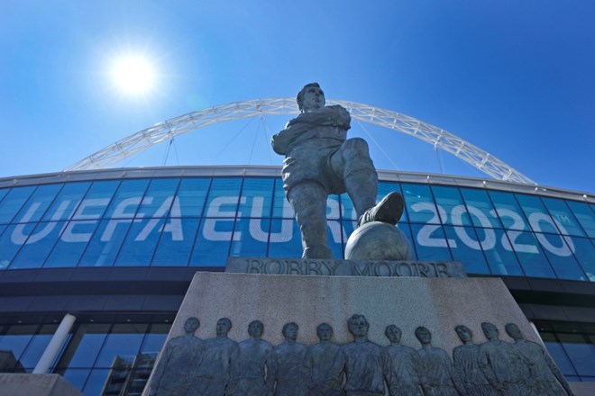 Polfinalno in finalno tekmo evropskega prvenstva v nogometu si bo na stadionu Wembley v Londonu lahko ogledalo 60.000...