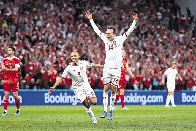 Danska je v eni od najatraktivnejših tekem evropskega prvenstva poskrbela za čudežno uvrstitev v osmino finala, kjer se bo...