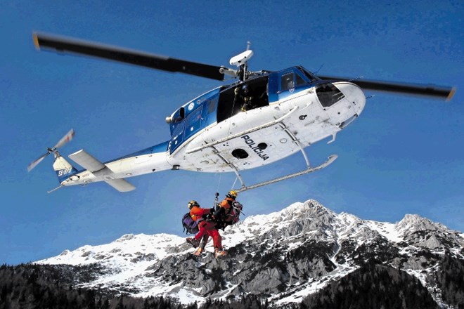 Ponesrečenega planinca so odpeljali s helikopterjem. Fotografija je simbolična.