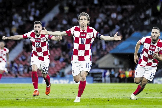 Nogometni as Luka Modrić (v sredini) je z golom in podajo ustvaril prvo zmago Hrvaške nad Škotsko.
