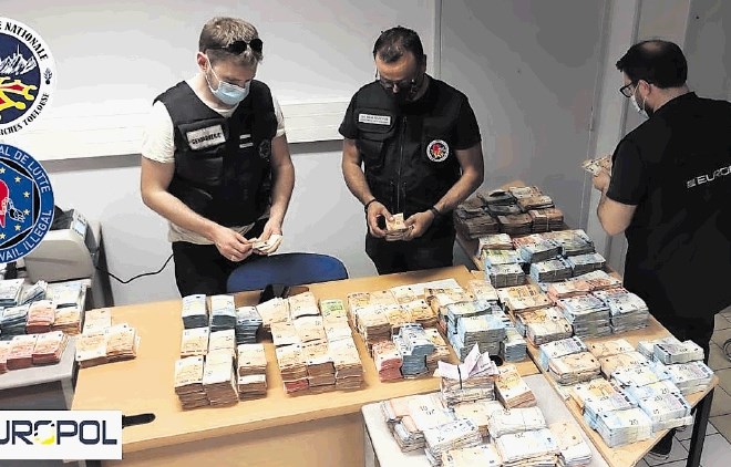 Nekaj več kot 1,7 milijona evrov gotovine so francoski policisti našli v vrečah,   odpornih proti ognju in vodi.
