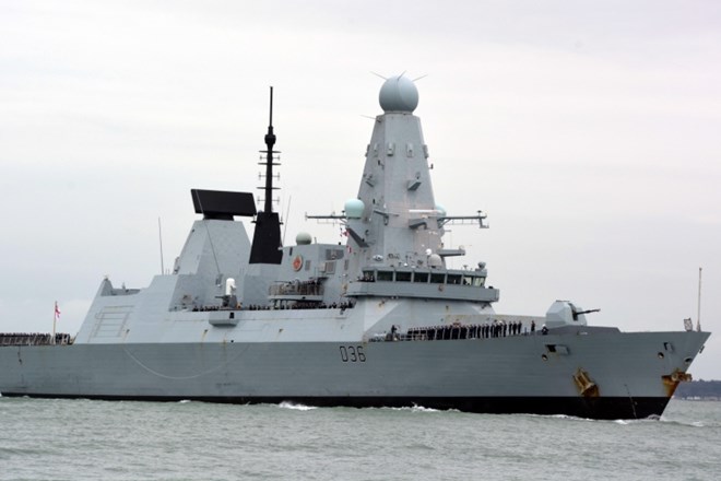 Ladja britanske mornarice HMS Defender.