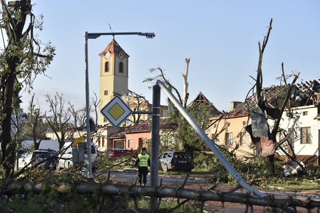 Najmanj pet žrtev divjanja tornada na jugu Češke