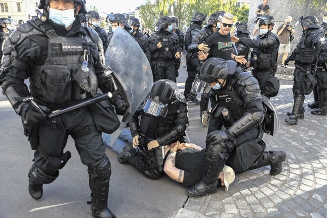 Na zadnjem petkovem protestu je policija posredovala zoper skupino provokatorjev.