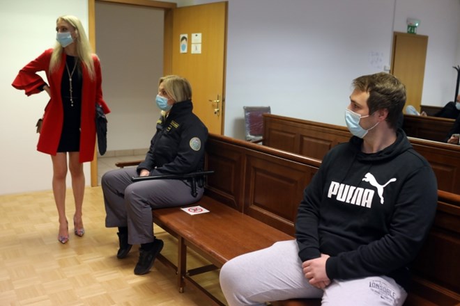 Julija Adlešič in Sebastien Abramov na sodišču.