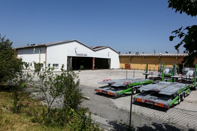 Območje propadle tovarne KLI v Logatcu. Fotografija je simbolična.