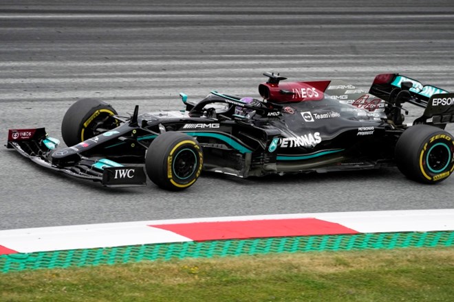 Lewis Hamilton (Mercedes) je bil najhitrejši na drugem prostem treningu pred veliko nagrado Avstrije.