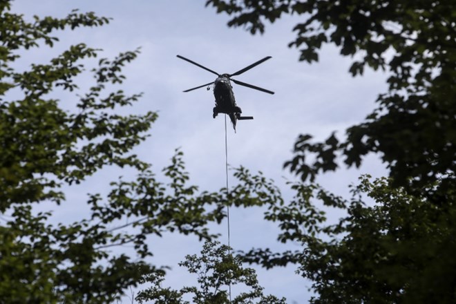 Reševanje je opravil vojaški helikopter. Fotografija je simbolična.