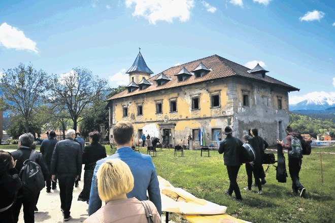 Center KO-RA, ki bo dobil prostor v trenutno  propadajočem gradu Javornik, bo na enem mestu združil institucionalno varstvo...
