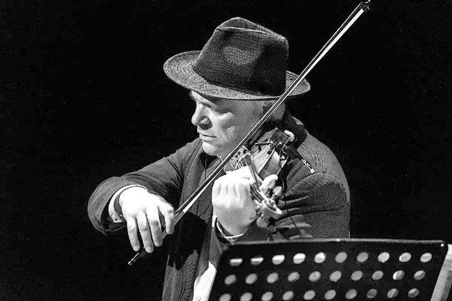 Violinist in skladatelj Alexander Balanescu, idejni vodja legendarnega Balanescu Quarteta, se bo nocoj v ciklu Mala terasa...