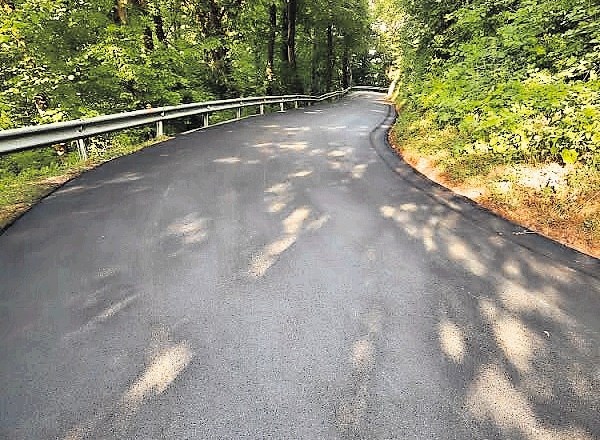 Huda dotrajanost je cesto proti Šmarjetni gori nad Kranjem načenjala na dveh delih, ki sta dobila novo asfaltno prevleko.