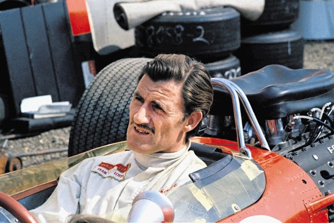 Graham Hill je umrl v letalski nesreči novembra 1975 skupaj s še petimi člani svojega moštva Embassy Hill.