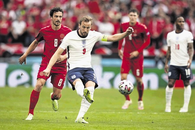 Harry Kane (z žogo) je prvi strelec reprezentance Anglije s štirimi goli, med strelci sta pred njim s po petimi le Portugalec...