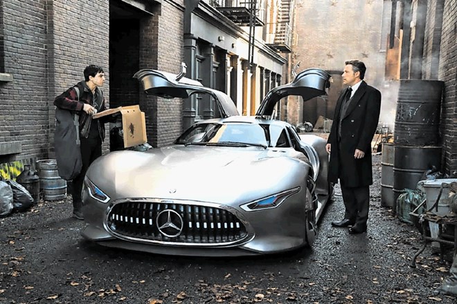 Bruce Wayne ali Batman ali, v filmu Liga pravičnih, Ben Affleck (desno) ob avtomobilu  AMG vision gran turismo