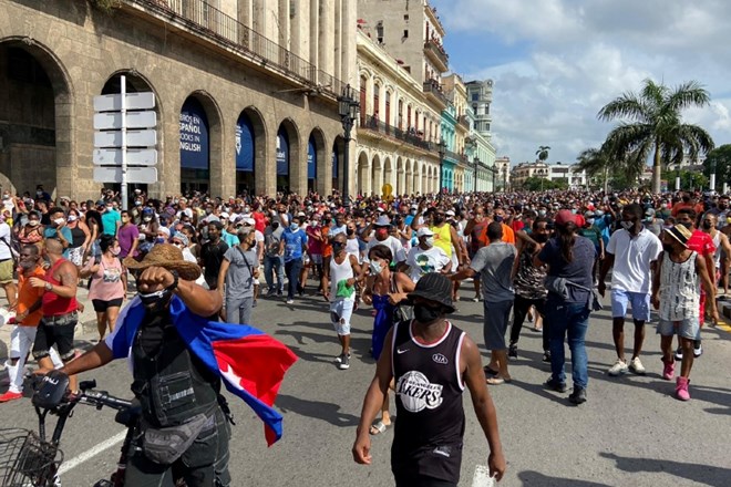 Protestniki med shodom v Havani.