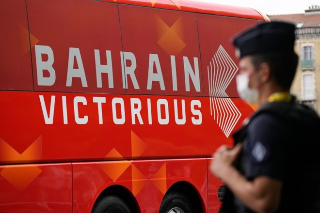 Ekipo Bahraina je v hotelu obiskala policija.