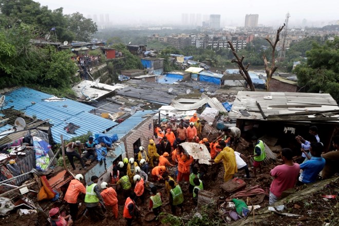 Zaradi monsunskega deževja in zemeljskih plazov se je v indijski finančni metropoli Mumbai porušilo več hiš.