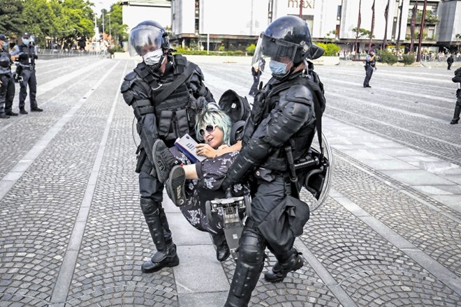 Policisti med odstranjevanjem udeležencev protestnega branja slovenske ustave.