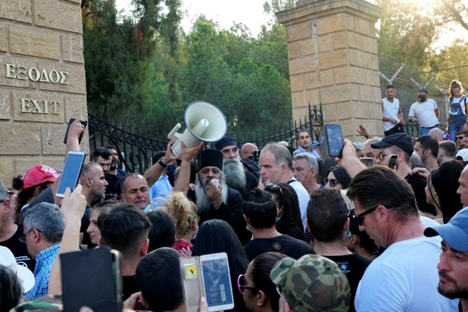 Na Cipru so na protestu proti omejitvenim ukrepom in cepljenju proti covidu-19 v nedeljo izbruhnili izgredi.