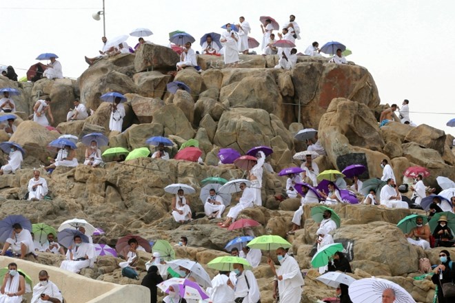Muslimanski verniki so se danes v okviru romanja v Meko zbrali na bližnji gori Arafat, kjer bodo ves dan molili.