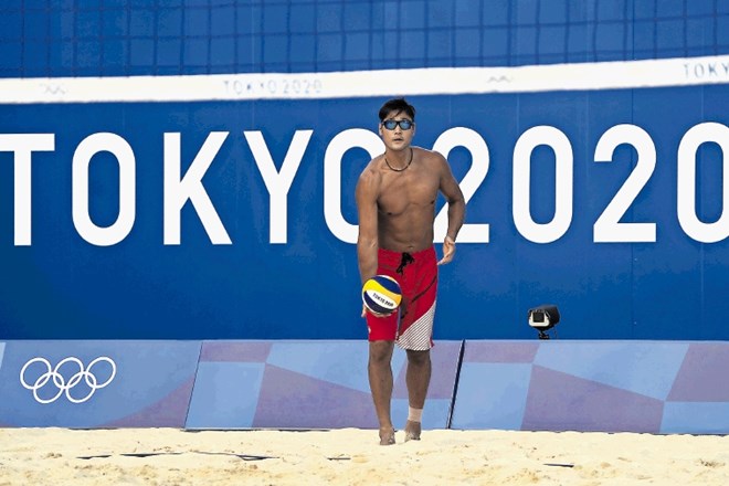 Olimpijce je pričakal vroč pesek.