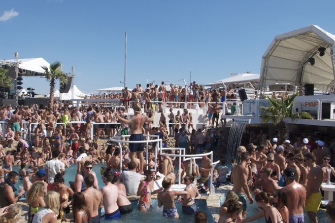 V najbolj znanem hrvaškem prizorišču za zabave, plaži Zrće na otoku Pag (na fotografiji) so, napovedali, da bodo vstop...