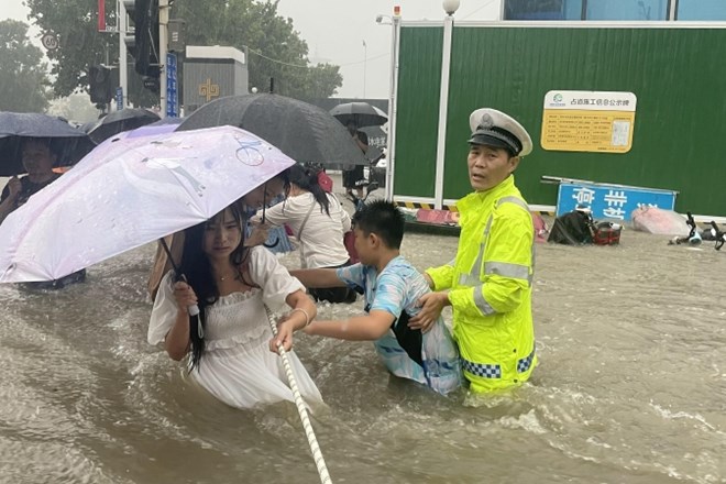 Hude poplave na Kitajskem povzročile kaos in vzele 25 življenj.
