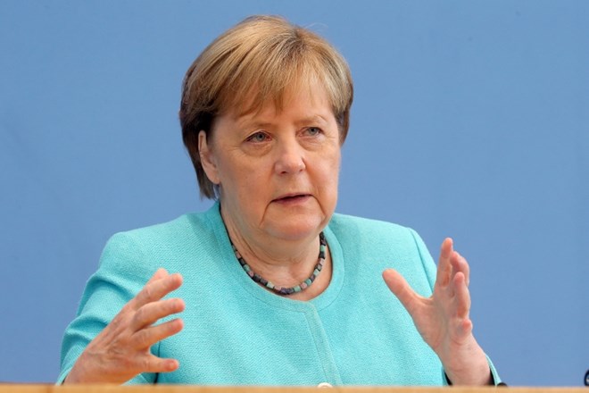 Nemška kanclerka Angela Merkel (na fotografiji) se je danes zavzela za ostrejši nadzor nad trgovino z vohunsko opremo.