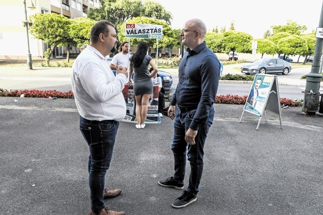 Daniel Zsiga-Karpat in  Laszlo Biro na ulicah Szerencsa lovita nove volilce za prenovljeno stranko Jobbik.