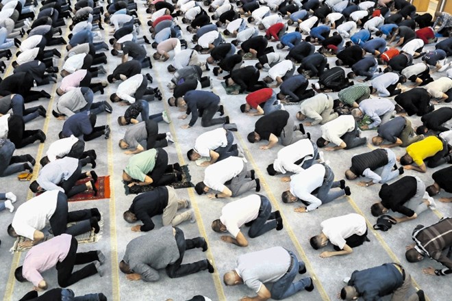 Muslimani pred molitvijo ob kurban bajramu  v  Muslimanskem kulturnem centru Ljubljana.