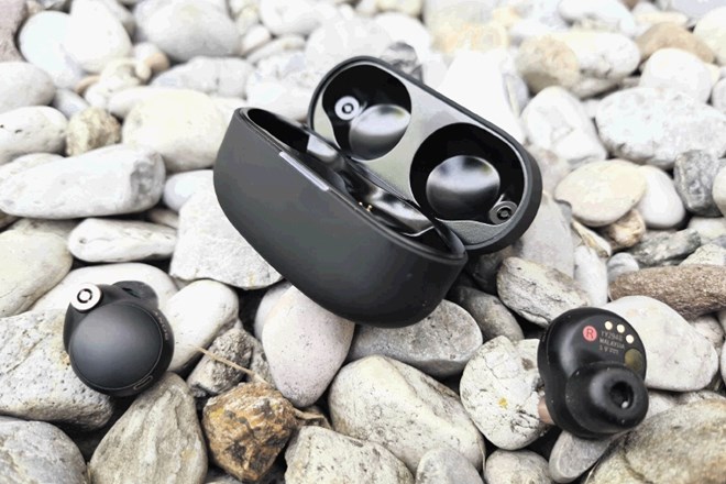 Novi dizajn slušalk je bistveno kompaktnejši od prejšnje različice. Navdušijo tudi penasti čepki iz poliuretana, ki odlično...
