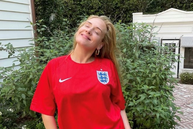 Adele je med evropskim prvenstvom v nogometu  v dresu reprezentance navijala za Anglijo, pred kratkim pa je že bila na finalu...