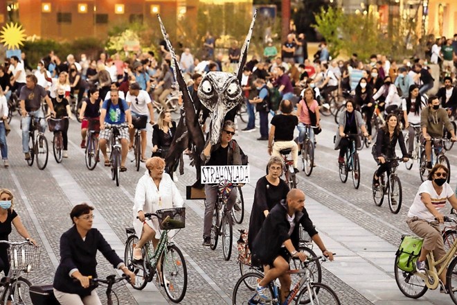 Bodo organizatorji javnih shodov morali preverjati tudi kolesarje?