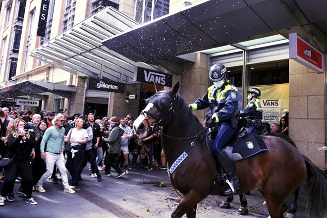 Protestniki so se v Sydneyju spopadli s policisti in jih obmetavali s steklenicami.