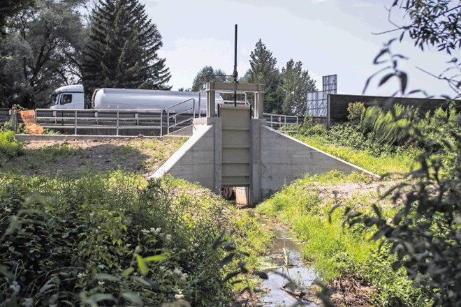 Zapornica pri Mihovem štradonu je eden od protipoplavnih ukrepov, predvidenih  po poplavah leta 2010.
